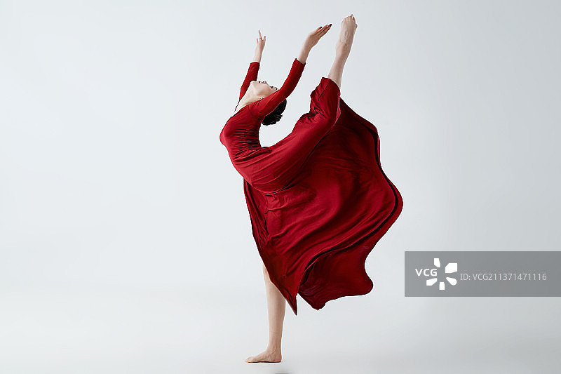 穿着红色长裙翩翩起舞的少女图片素材