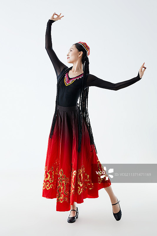 穿着新疆维吾尔族服饰跳舞的少女图片素材