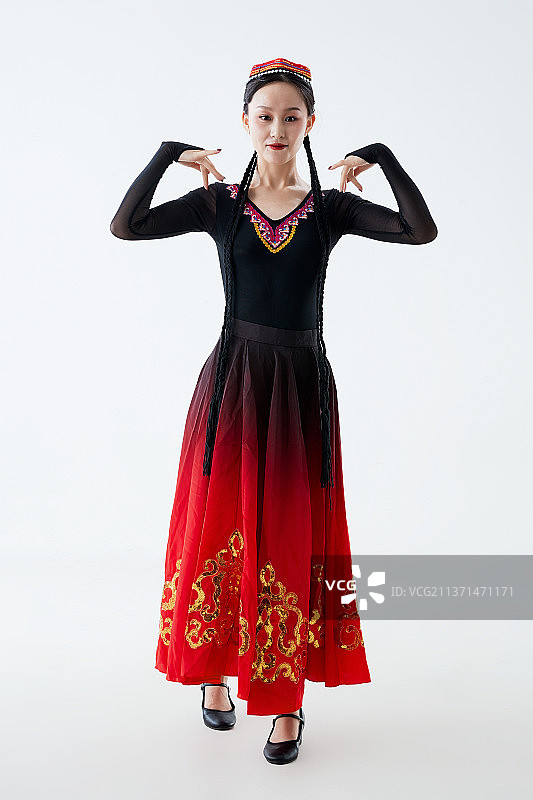 穿着新疆维吾尔族服饰跳舞的少女图片素材