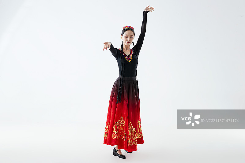 穿着新疆维吾尔族服饰跳舞的少女图片素材