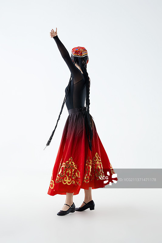 穿着新疆维吾尔族服饰跳舞的少女图片素材