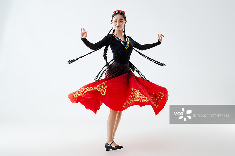 穿着新疆维吾尔族服饰跳舞的少女图片素材