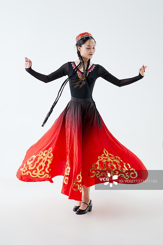 穿着新疆维吾尔族服饰跳舞的少女图片素材