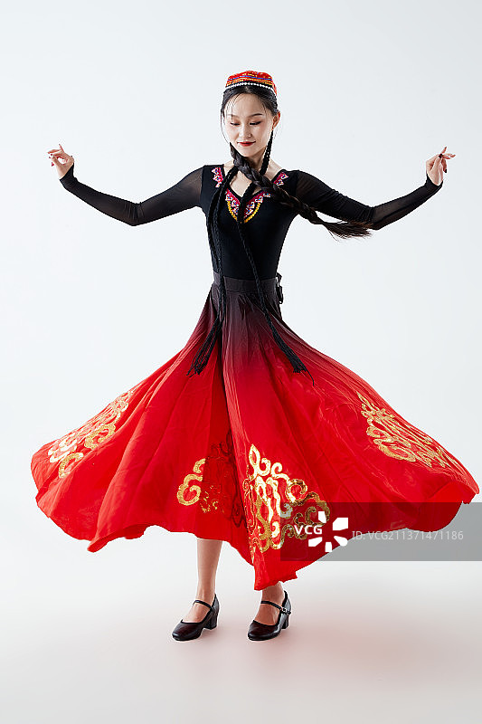 穿着新疆维吾尔族服饰跳舞的少女图片素材