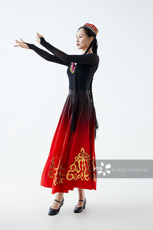 穿着新疆维吾尔族服饰跳舞的少女图片素材