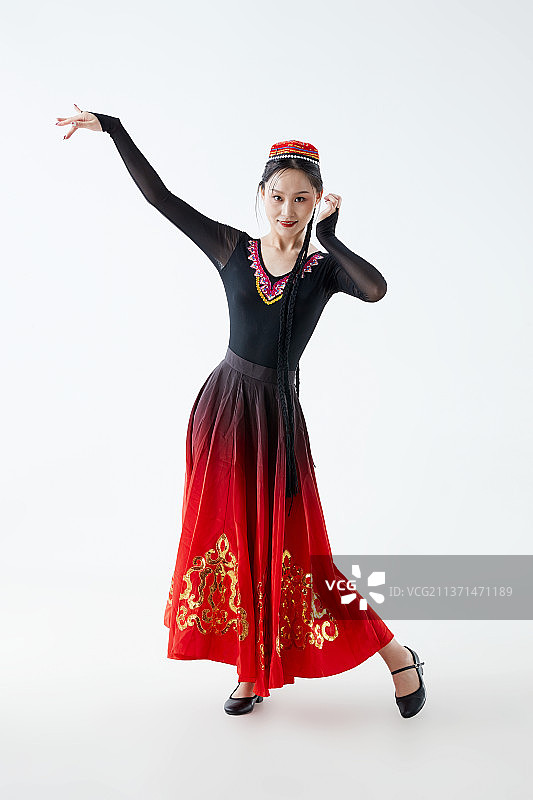 穿着新疆维吾尔族服饰跳舞的少女图片素材
