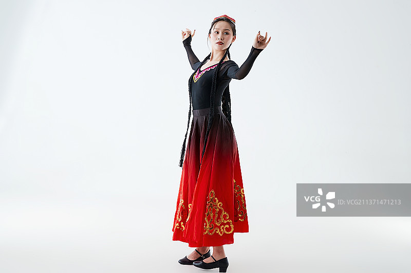 穿着新疆维吾尔族服饰跳舞的少女图片素材