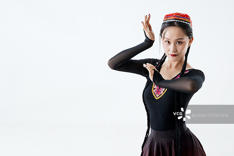 穿着新疆维吾尔族服饰跳舞的少女图片素材