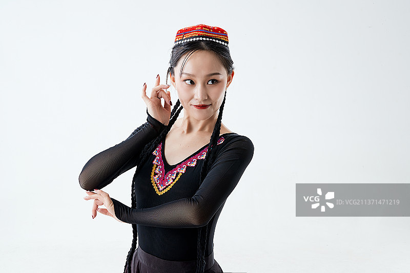 穿着新疆维吾尔族服饰跳舞的少女图片素材