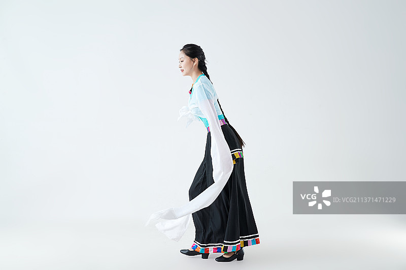 穿着藏族服饰跳着藏族舞蹈的少女图片素材