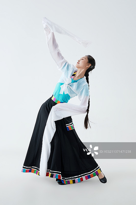 穿着藏族服饰跳着藏族舞蹈的少女图片素材