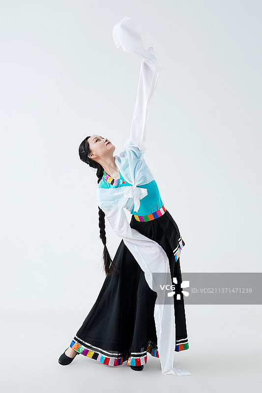 穿着藏族服饰跳着藏族舞蹈的少女图片素材