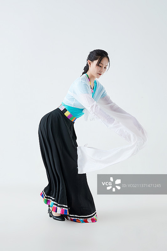 穿着藏族服饰跳着藏族舞蹈的少女图片素材