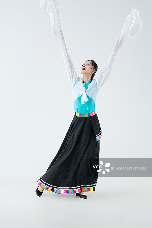 穿着藏族服饰跳着藏族舞蹈的少女图片素材