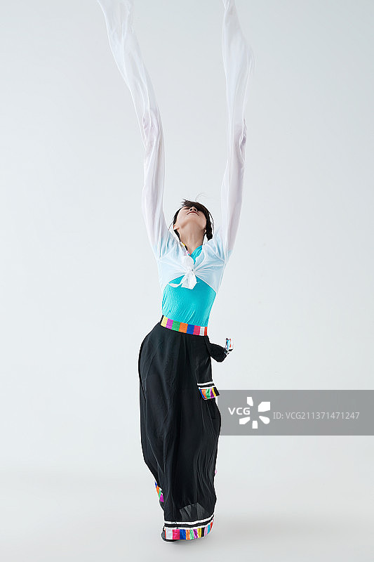 穿着藏族服饰跳着藏族舞蹈的少女图片素材