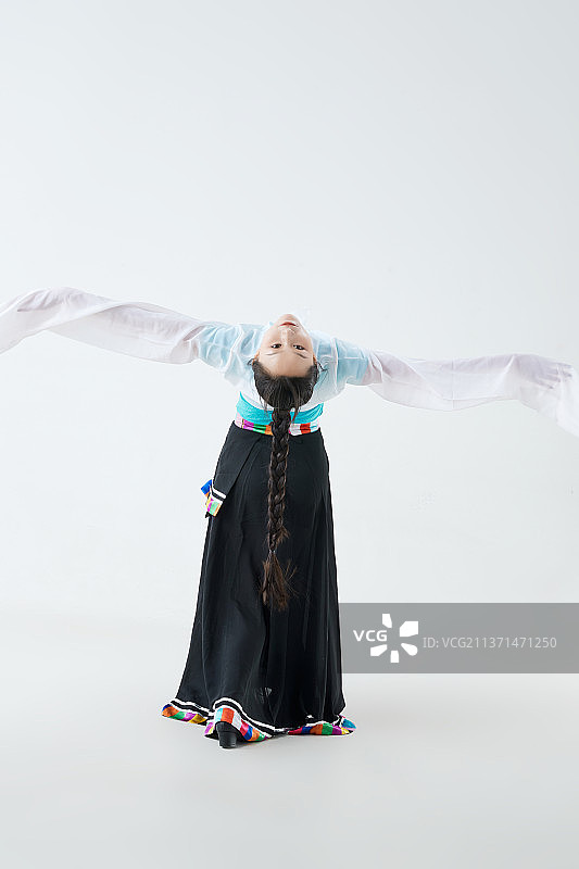 穿着藏族服饰跳着藏族舞蹈的少女图片素材