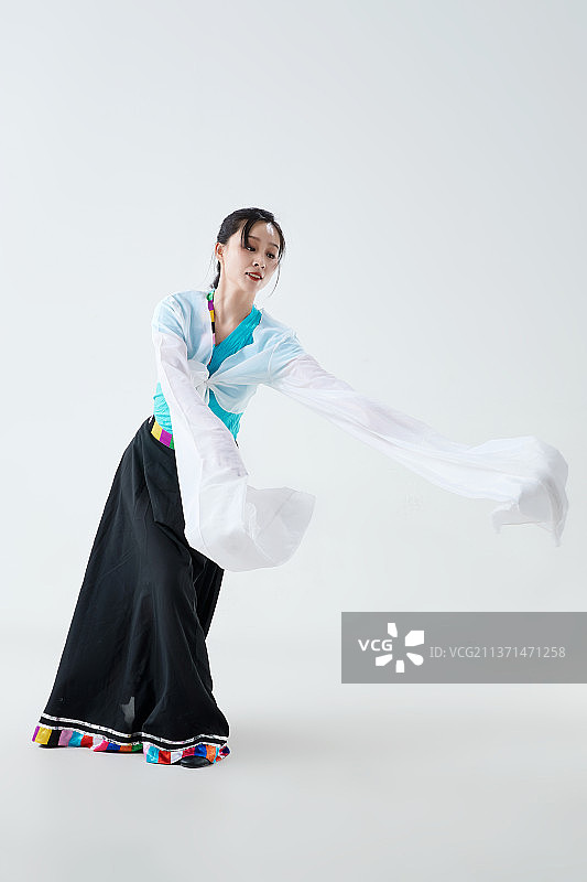 穿着藏族服饰跳着藏族舞蹈的少女图片素材