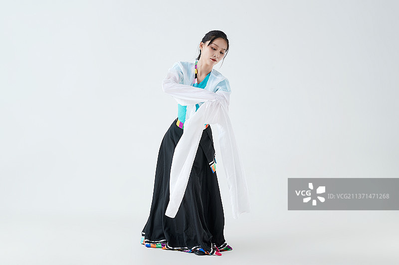 穿着藏族服饰跳着藏族舞蹈的少女图片素材