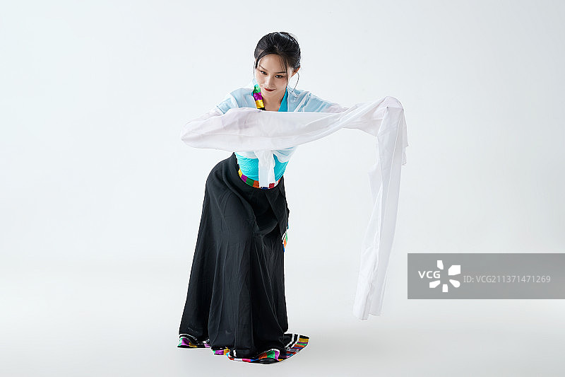 穿着藏族服饰跳着藏族舞蹈的少女图片素材