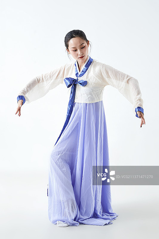 穿着中国朝鲜族传统服饰跳舞的少女图片素材