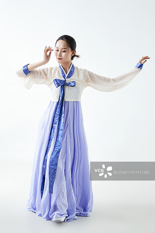 穿着中国朝鲜族传统服饰跳舞的少女图片素材