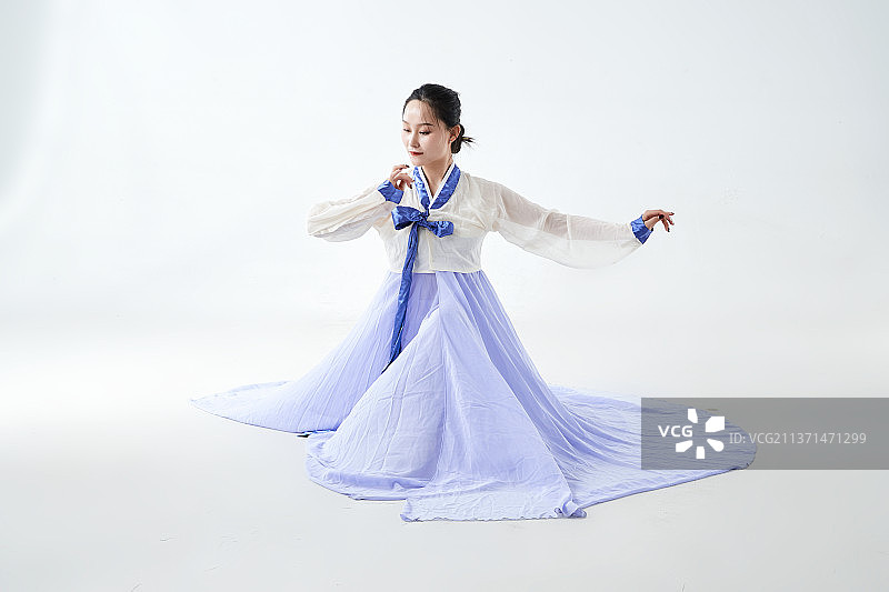 穿着中国朝鲜族传统服饰跳舞的少女图片素材