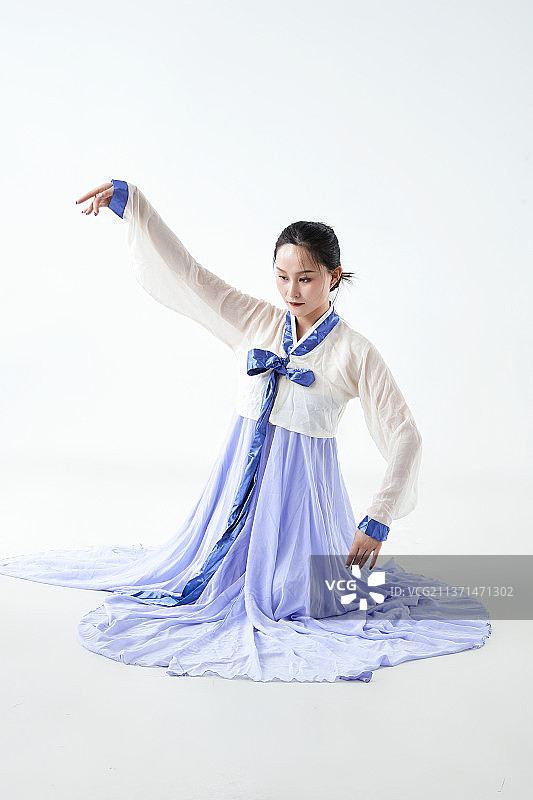 穿着中国朝鲜族传统服饰跳舞的少女图片素材