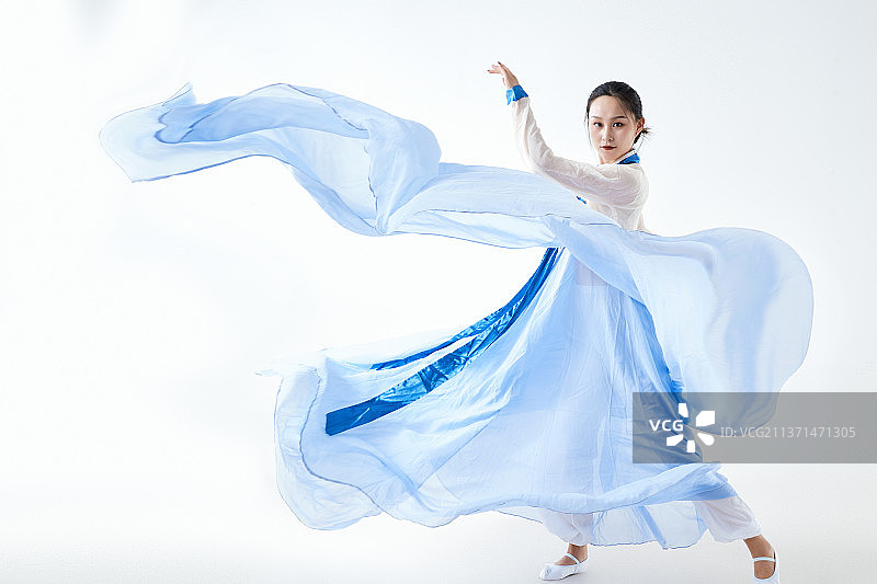 穿着中国朝鲜族传统服饰跳舞的少女图片素材