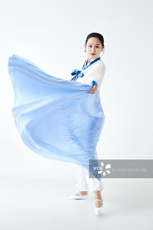 穿着中国朝鲜族传统服饰跳舞的少女图片素材