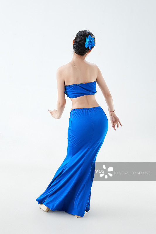 穿着傣族服饰跳孔雀舞的少女图片素材