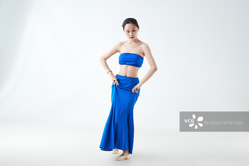 穿着傣族服饰跳孔雀舞的少女图片素材