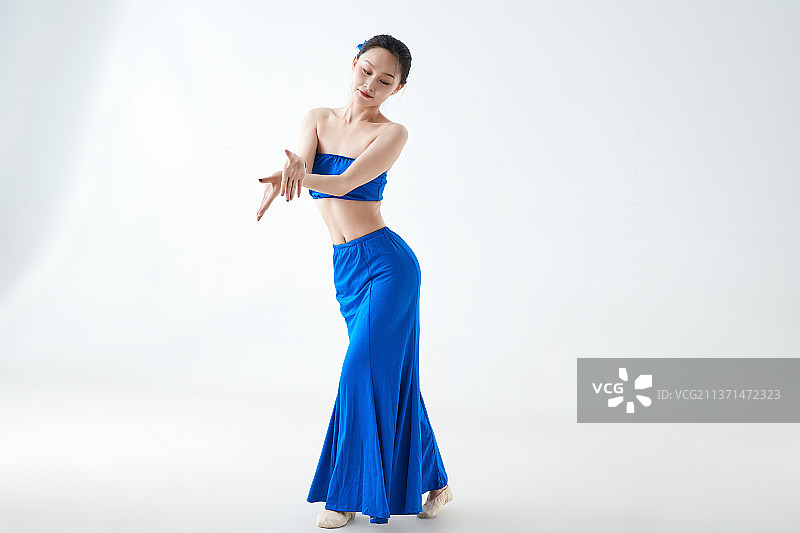 穿着傣族服饰跳孔雀舞的少女图片素材