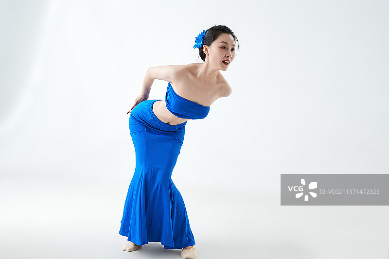 穿着傣族服饰跳孔雀舞的少女图片素材