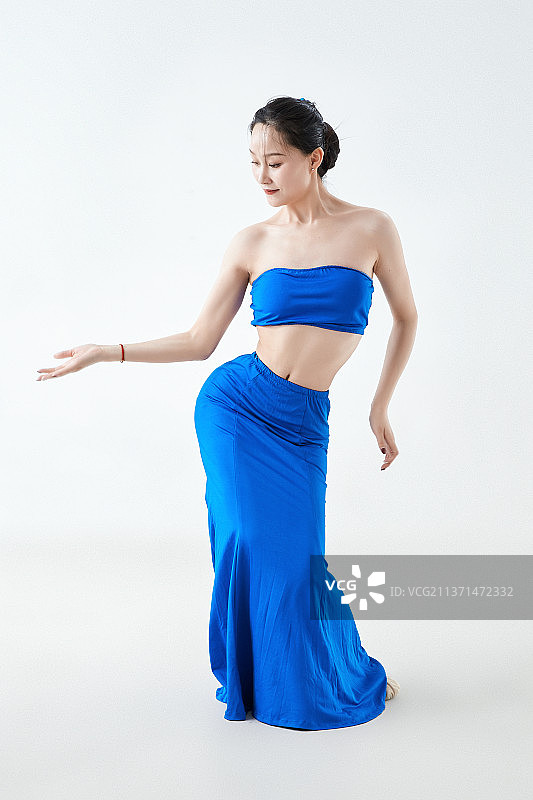 穿着傣族服饰跳孔雀舞的少女图片素材