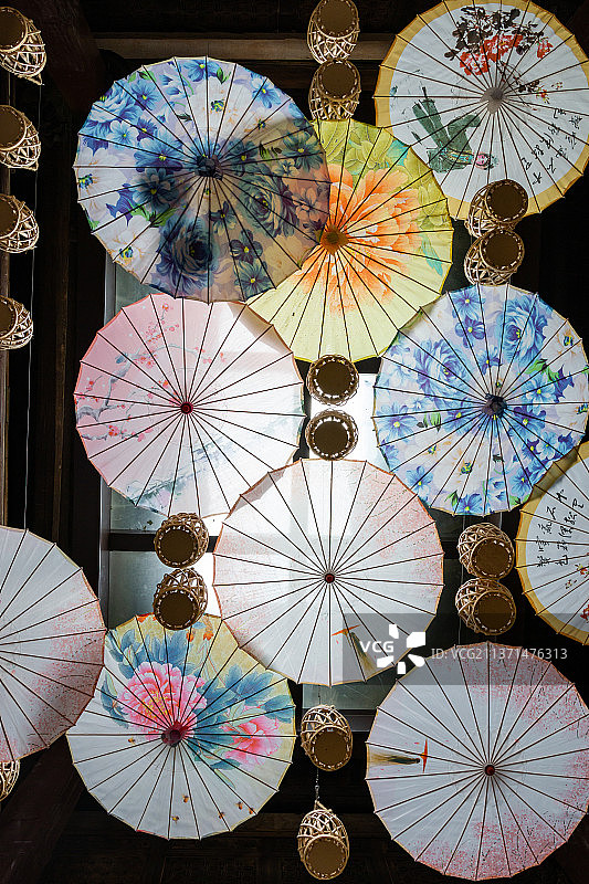 仰拍悬挂在上方的油纸伞图片素材