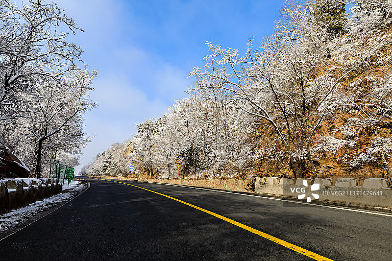 雪后山间公路图片素材