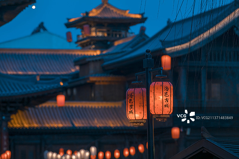 河南省洛阳市洛邑古城文峰塔景区夜色朦胧图片素材