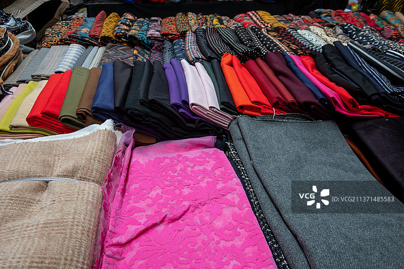 种类繁多的丝绸布料图片素材