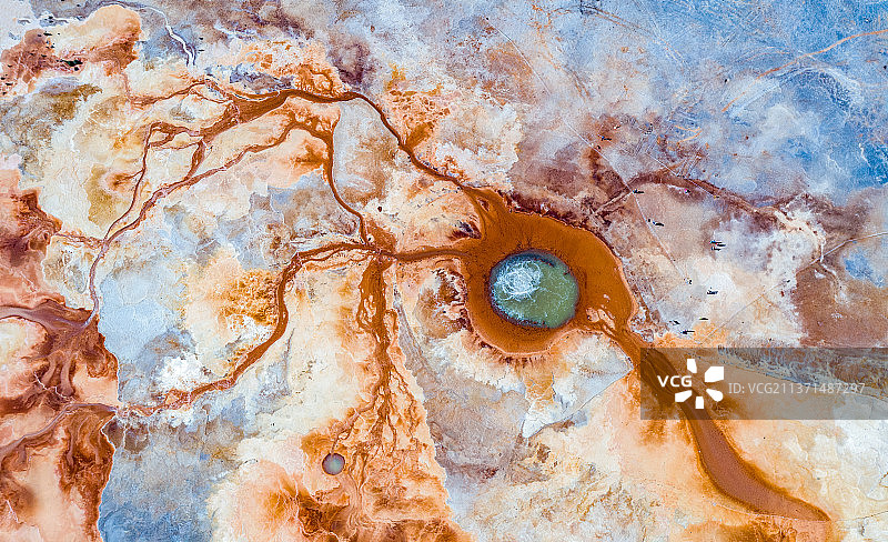 航拍青海海北芒嵟市艾肯泉〔魔鬼之眼〕图片素材