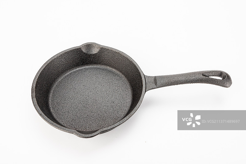 白色背景上的铸铁平底锅图片素材