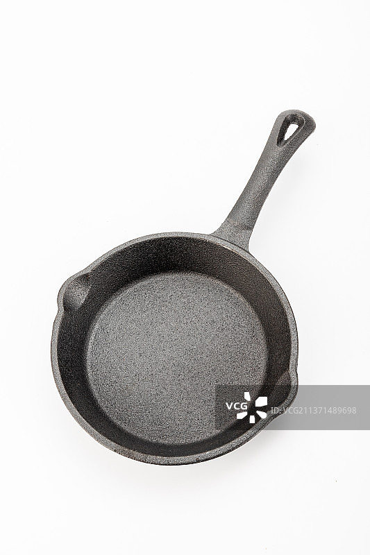 白色背景上的铸铁平底锅图片素材
