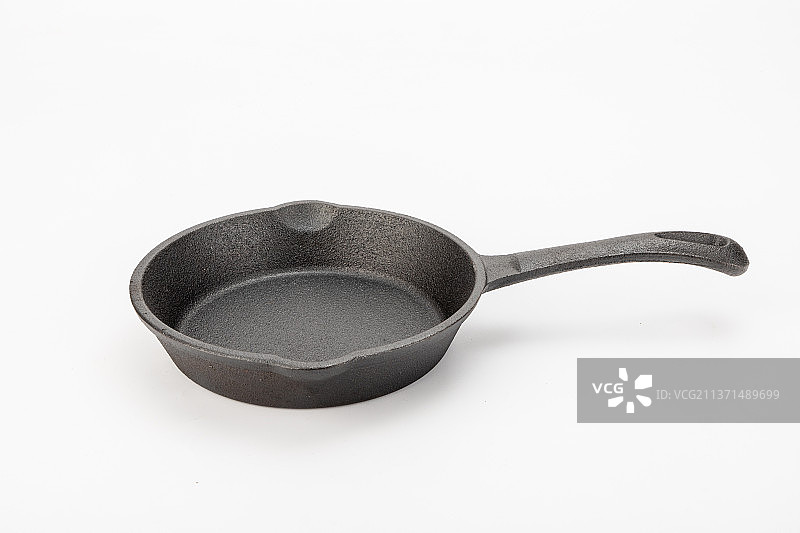 白色背景上的铸铁平底锅图片素材