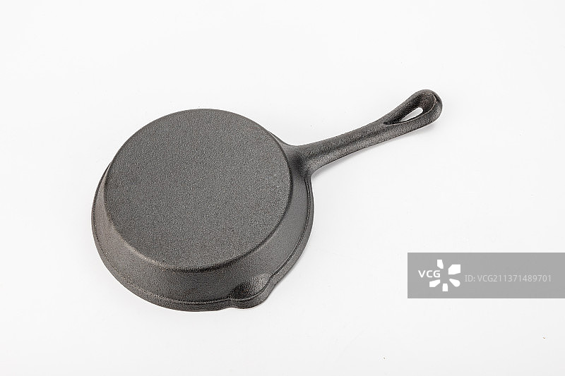 白色背景上的铸铁平底锅图片素材