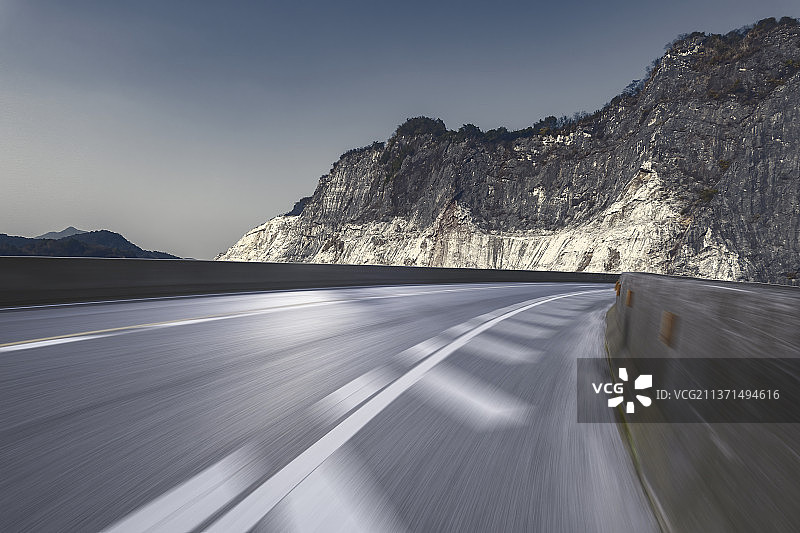 穿过山区的速度感公路图片素材