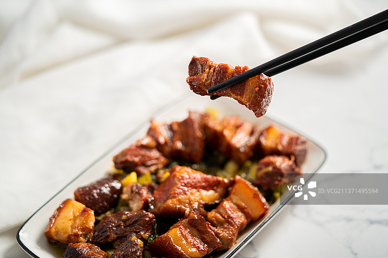 知名大众菜肴酸菜红烧肉图片素材