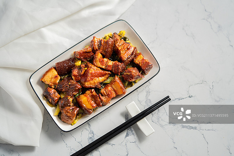 知名大众菜肴酸菜红烧肉图片素材
