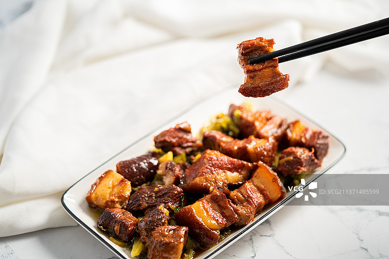 知名大众菜肴酸菜红烧肉图片素材