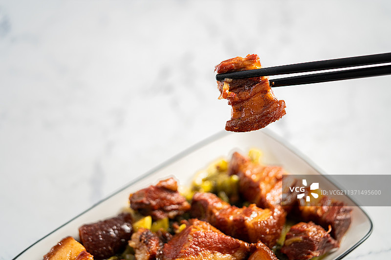 知名大众菜肴酸菜红烧肉图片素材