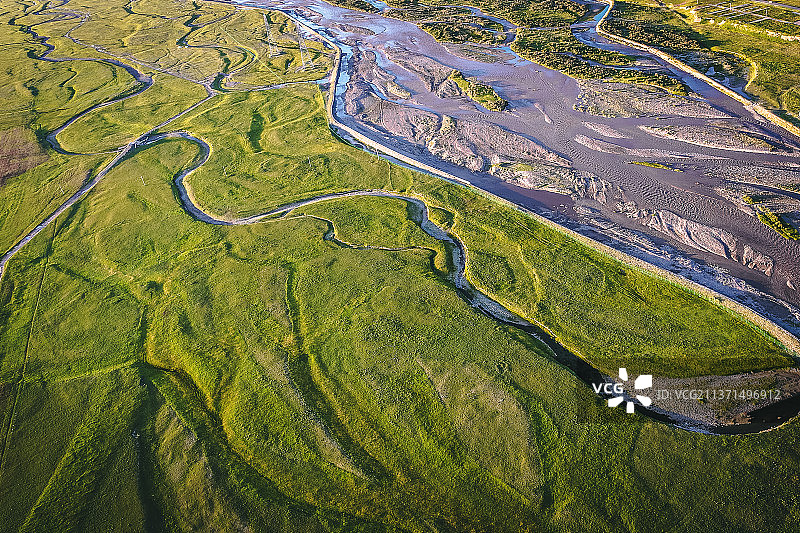 航拍西北青海省海北藏族自治州刚察县草原风光图片素材