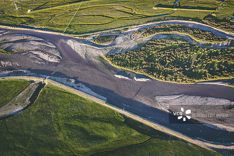 航拍西北青海省海北藏族自治州刚察县草原风光图片素材